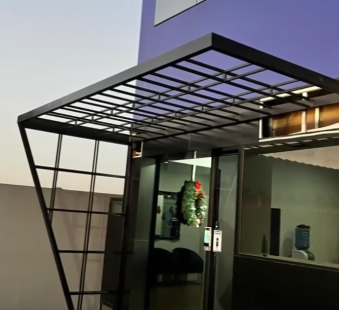 Pergolado metálico preto instalado na entrada de empresa