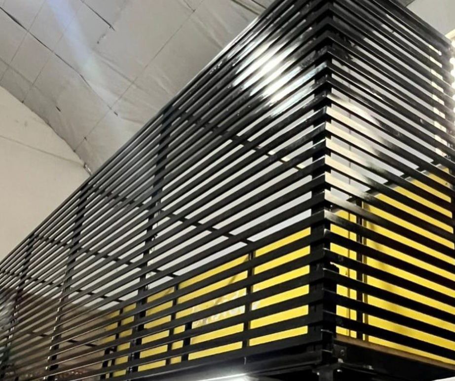 Brise metálico com pintura preta e detalhes em amarelo