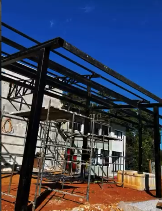 Estrutura metálica de galpão em fase de montagem